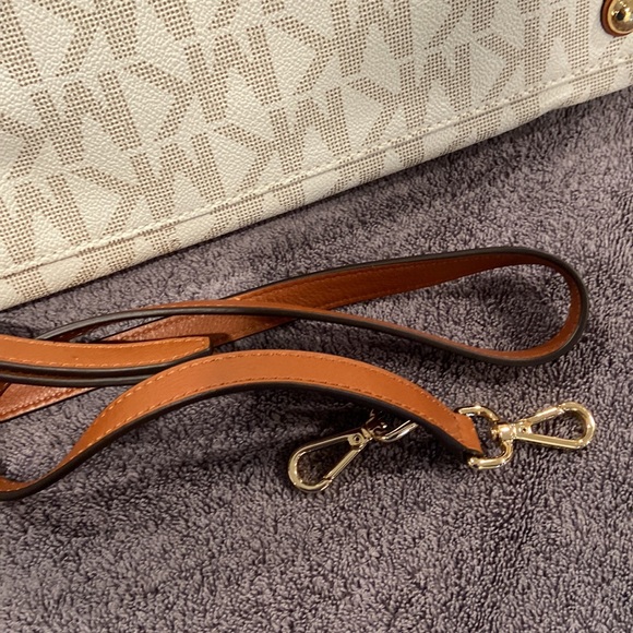 Michael Kors white signature Jet Set purse - Picture 8 of 11